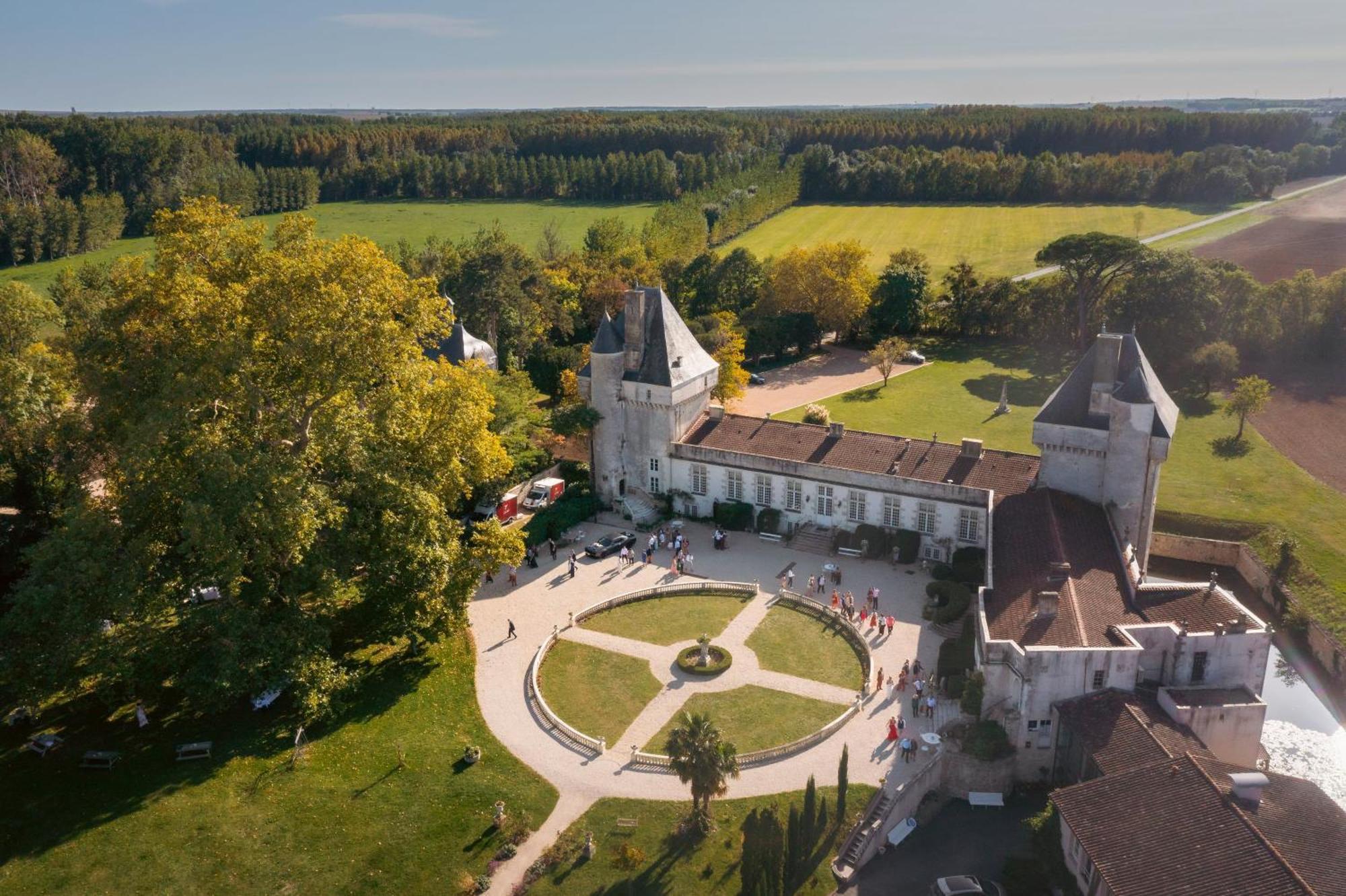 Chateau De Mornay Saint-Pierre-de-l'Isle Exterior photo
